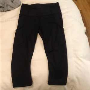 Lulu lemon black size 4 cropped leggings